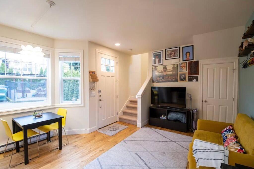 Adorable Cozy House With Parking And Loft! Vila Seattle Exterior foto