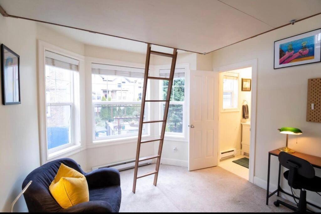 Adorable Cozy House With Parking And Loft! Vila Seattle Exterior foto